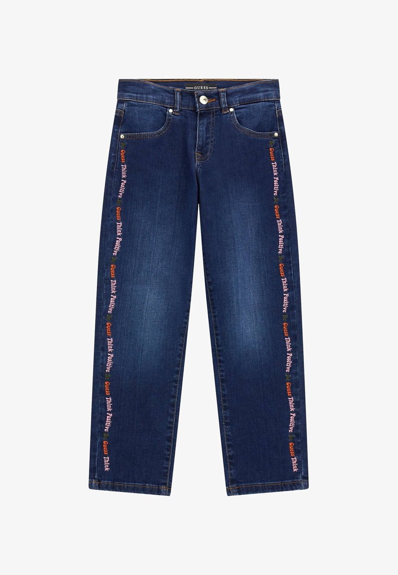 Jean en denim bleu foncé avec poches avant, fermeture par bouton et texte « Guess Think Positive » répété verticalement le long des deux coutures extérieures des jambes.