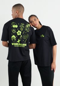 YOURTURN UNISEX - T-shirts med print - true black