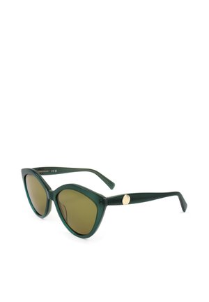 Occhiali da sole verde scuro a forma di occhi di gatto con lenti marroni sfumate e piccolo emblema rotondo dorato sull'asta contro uno sfondo bianco.