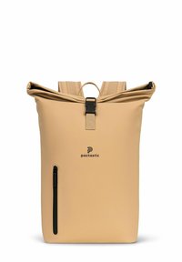Zaino roll-top beige con tasca con zip nera, spallacci regolabili, manico superiore e logo "pactastic" sulla parte anteriore.