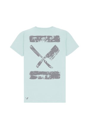 Camiseta azul clara con un gran gráfico gris desgastado de un cuchillo de cocina cruzado y un machete en la espalda.