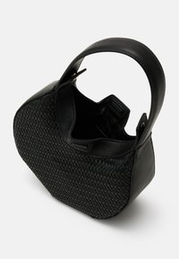 Borsa intrecciata nera con una forma strutturata, dotata di un manico in pelle liscia, apertura superiore e accenti in metallo color oro.