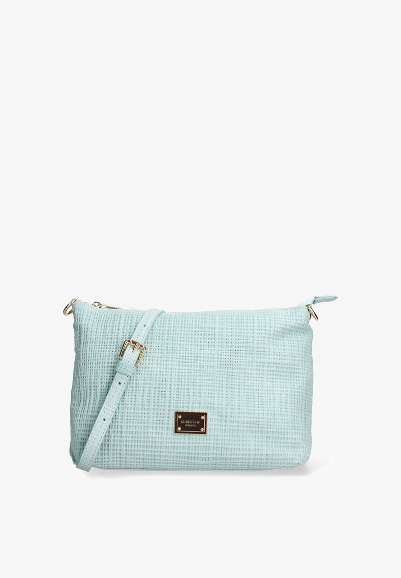 Sac bandoulière bleu clair texturé avec sangle réglable et petite plaque rectangulaire dorée de la marque sur le devant.