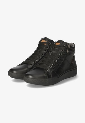 Baskets montantes en cuir noir avec lacets plats, une fermeture éclair sur le côté, semelle en caoutchouc et accents texturés sur le dessus. Étiquette en cuir marron près de la languette.