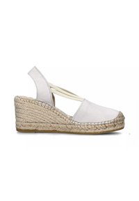 Sandalo con zeppa in pelle bianca con suola in corda di juta, dettagli con cinturini elastici e design della punta arrotondata. Superficie testurizzata e schema di colori neutri.