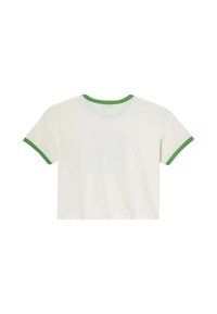 T-shirt blanche raccourcie avec un col et des bordures de manches verts. Tissu en coton doux avec une coupe décontractée. Design minimaliste, sans logos visibles.