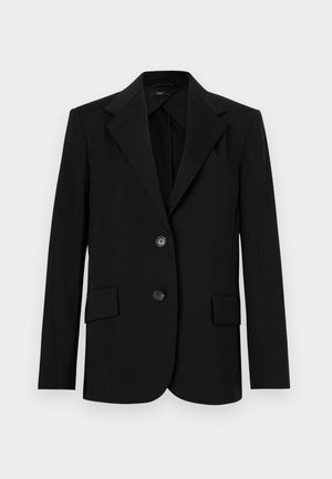 Fekete blézer strukturált kialakítással, hajtókás gallérral, két elülső zsebbel és két gombbal. Simogatós szövetből készült, testhezálló fazonnal.