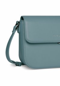 Borsa a tracolla teal realizzata in pelle liscia, con chiusura a pattina, tracolla regolabile e dettagli di cucitura sottili.