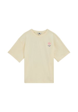 T-shirt à manches courtes, jaune pâle, en coton doux. Présente un motif floral rose sur le côté gauche de la poitrine. Encolure ronde classique.