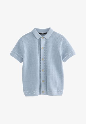 Hellblauer Kurzarm-Strickcardigan mit Kragen und vorderen beigen Knöpfen, mit strukturierter Stoffqualität und dezenten Steppnähten an Ärmeln und Saum.