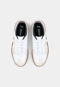 Zapatillas blancas con parte superior de cuero y ante, que presentan cierre de cordones, plantillas Ortholite y suela de goma. Con detalles del logotipo que las acentúan.