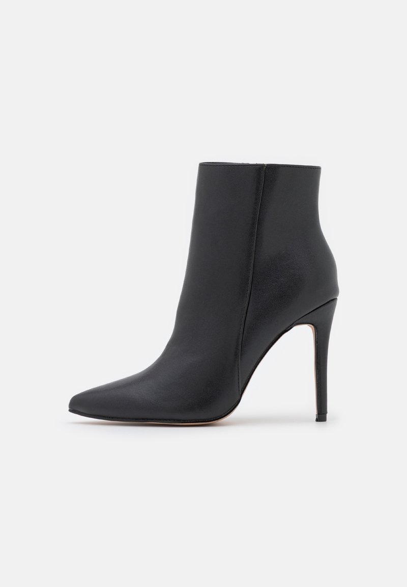 Stivale alla caviglia in pelle nera con punta affusolata e tacco a stiletto. Texture liscia senza hardware visibile o motivi. Design minimalista.