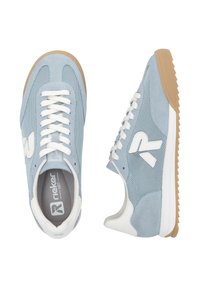 Chaussures de sport bleu clair avec une tige en daim et mesh, des accents blancs et une semelle en caoutchouc texturée. Dotées d'un laçage traditionnel et d'un logo.