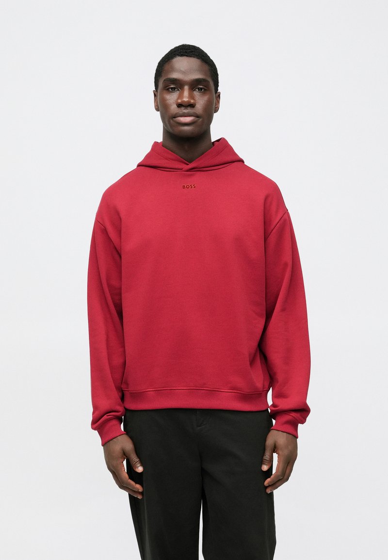 Felpa rossa con cappuccio dalla vestibilità comoda, realizzata in morbido cotone. Presenta un design minimalista con un piccolo logo "BOSS" sul petto.