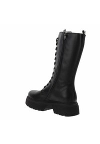 Zwarte leren laarzen tot halverwege het been met een stevige zool, een zijrits en contrasterende veters aan de voorkant. Over het algemeen een gladde textuur.