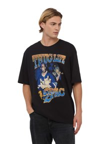 Czarny, oversize t-shirt z grafikami "THUG LIFE" i "2PAC" w kolorze niebieskim i złotym, przedstawiający dwie postacie z wyraźnymi szczegółami.