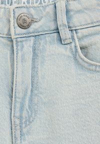 Ljusblå denimshorts med en mjuk struktur, utrustade med en metallknapp, sydda sömmar och en framficka med en klassisk design.