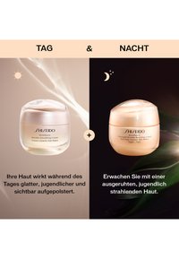Zwei Shiseido-Cremetiegel auf einem geteilten Hintergrund. Linker Tiegel: hellbernsteinfarben, glatt, mit rundem Deckel. Rechter Tiegel: gleicher Design, dunklerer Hintergrund, Nachtthema.