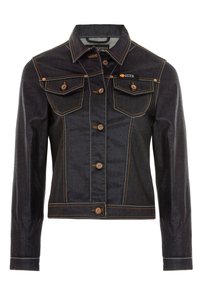 Dunkelblaue Jeansjacke mit taillierter Passform, kontrastierenden orangefarbenen Nähten, zwei Vordertaschen und Metallknöpfen. Klassischer Kragen und lange Ärmel.