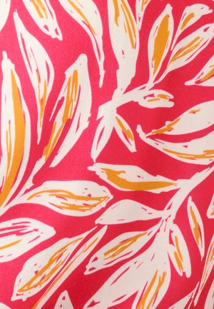Motivo di foglie tropicali bianche e arancioni su tessuto rosa acceso, astratto e stilizzato con dettagli di pennellate audaci.
