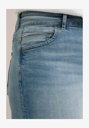 Jeans in denim azzurro chiaro con un design aderente, stile classico a cinque tasche e cuciture a contrasto lungo le cuciture.