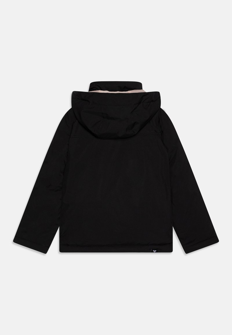 Chaqueta de plumas negra con capucha, que presenta una textura lisa, mangas largas y un diseño ligeramente corto. Sin patrones ni elementos metálicos visibles.