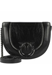 Borsa a tracolla in pelle nera con forma arrotondata, tracolla a catena e accessori decorativi con due figure stilizzate sul davanti.