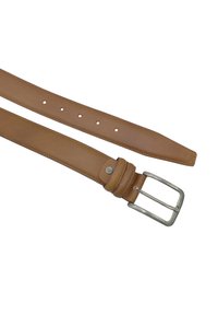 Cinturón de cuero marrón claro con hebilla rectangular plateada y seis orificios de ajuste sobre fondo blanco.