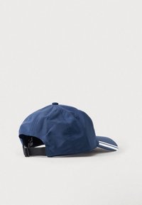 Gorra azul marino hecha de un tejido ligero, con un ala curvada, correa ajustable y dos franjas blancas a los lados.