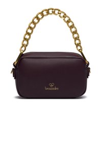 Borsa in pelle borgogna con chiusura a zip, tracolla in catena dorata e marchio impressa nella parte anteriore. Superficie texturizzata con forma rettangolare.