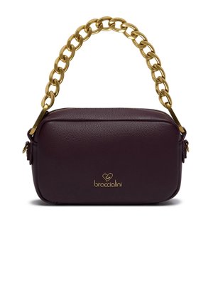 Borsa in pelle borgogna con chiusura a zip, tracolla in catena dorata e marchio impressa nella parte anteriore. Superficie texturizzata con forma rettangolare.