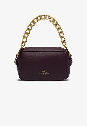 Borsa in pelle borgogna con chiusura a zip, tracolla in catena dorata e marchio impressa nella parte anteriore. Superficie texturizzata con forma rettangolare.