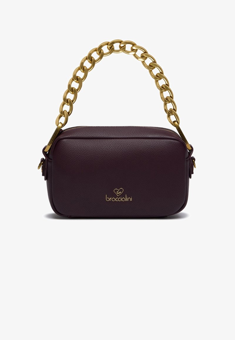 Borsa in pelle borgogna con chiusura a zip, tracolla in catena dorata e marchio impressa nella parte anteriore. Superficie texturizzata con forma rettangolare.