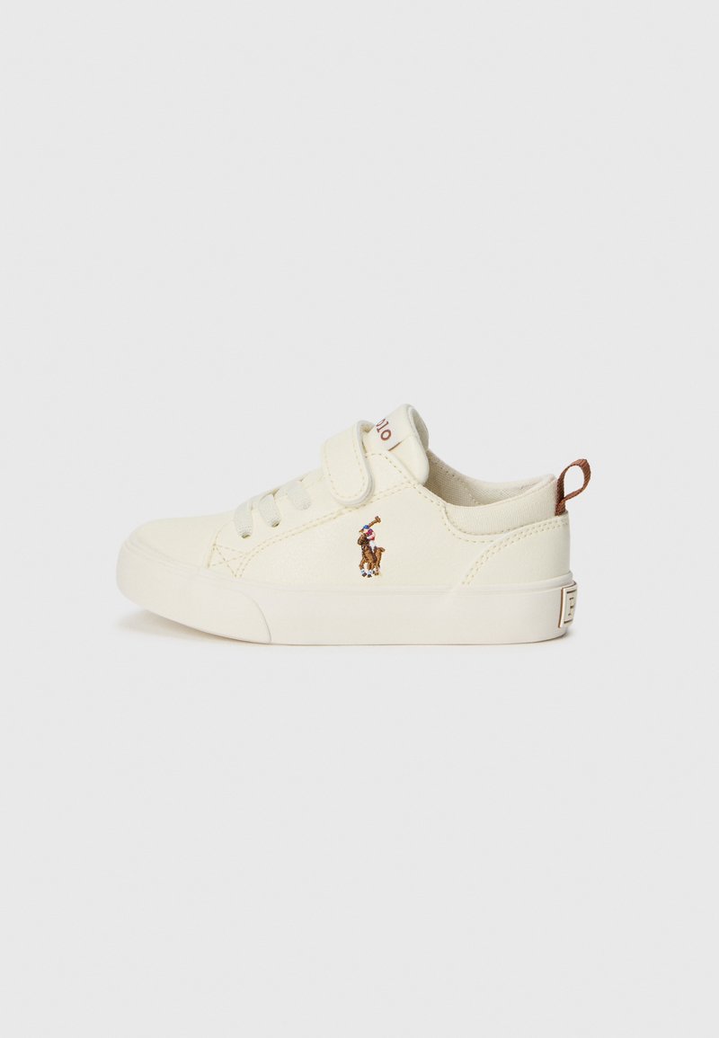 Roomkleurige sneaker met een gestructureerde bovenkant, klittenbandsluiting en geborduurd logo. Heeft een kleine geborduurde figuur aan de zijkant.