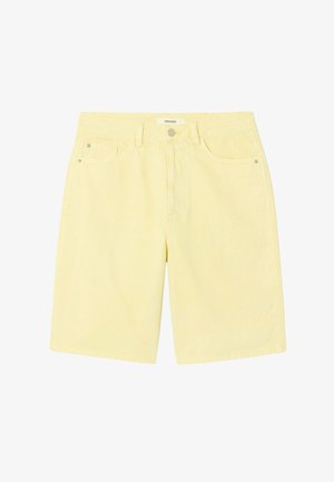 Short en denim jaune clair avec bouton à l'avant, passants de ceinture et design à cinq poches, posé à plat sur fond blanc.