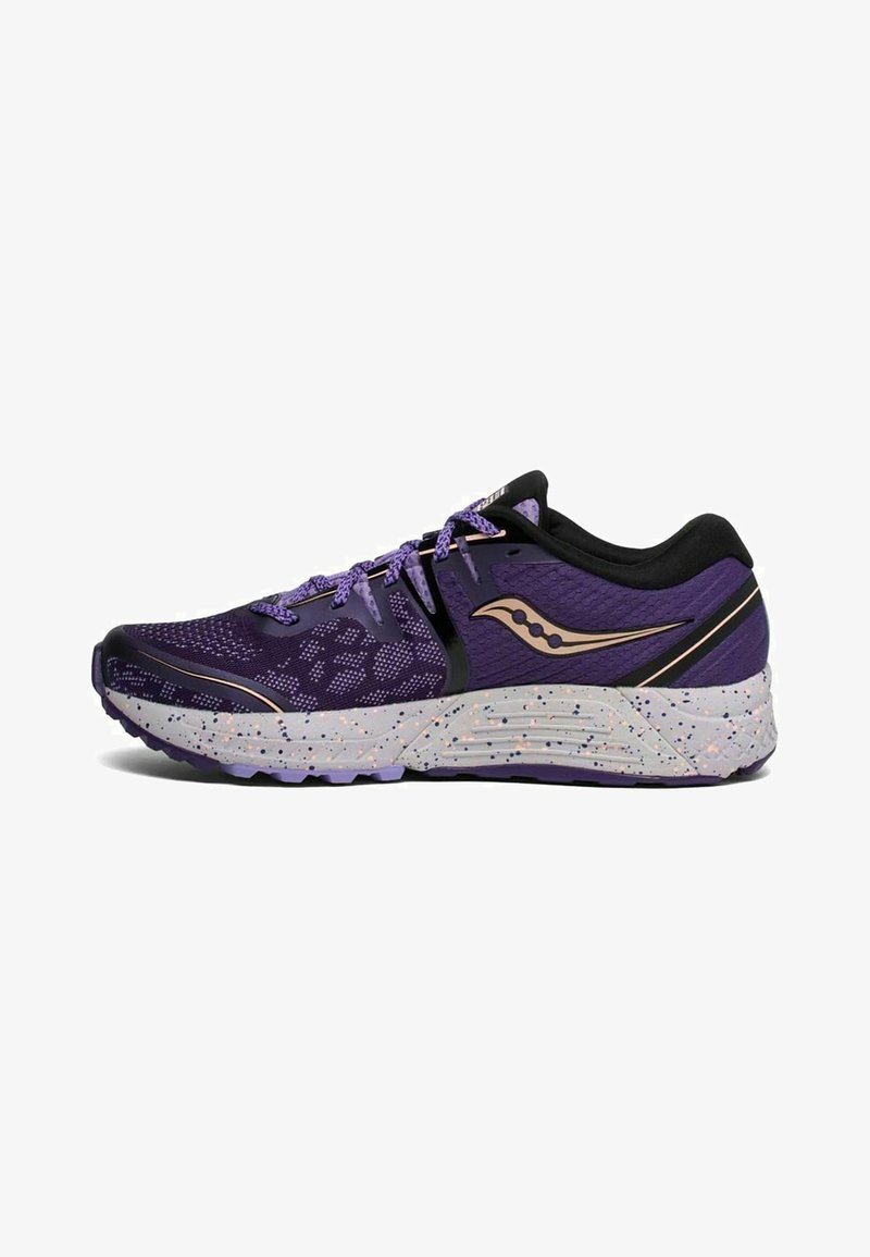 Chaussure de course violette et noire avec une semelle intermédiaire blanche mouchetée et un logo doré sur le côté, vue de l'extérieur.