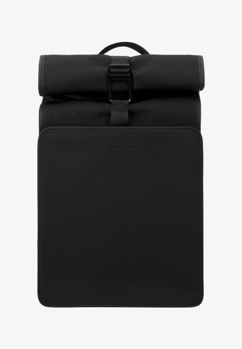 Černý roll-top batoh s pevným zapínáním na sponu, vyrobený z hladké, odolné látky a s obdélníkovou plochou přední částí.