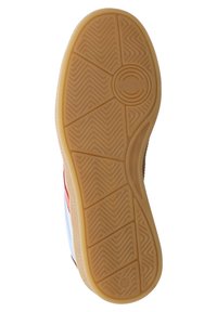 Suela de zapatilla de goma con un patrón de tracción en espiga, que presenta un logo circular. La combinación de colores incluye beige y acentos en rojo suave.