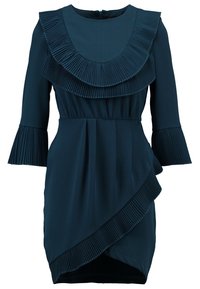 Mörk teal klänning med lager av plisserade volanger runt halsringning och ärmar. Har en figursydd midja och asymmetrisk nederkant.