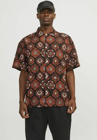 Camiseta de manga corta con un fondo oscuro y un patrón floral en rojo, blanco y naranja. Diseño de botón con cuello.