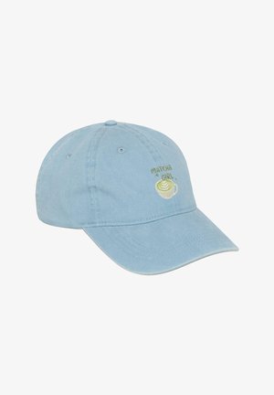 Casquette de baseball bleu clair avec une tasse de matcha latte verte brodée et le texte "MATCHA GIRL" sur le panneau avant.