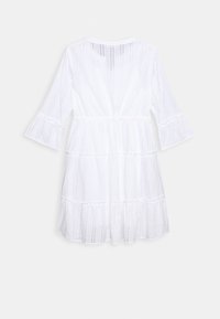 Robe blanche légère longueur genou avec manches cloche trois-quarts et rayures verticales texturées sur fond uni.