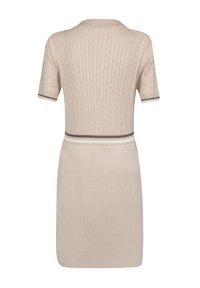 Gebreid jurkje in beige met kabeltextuur, korte mouwen en contrasterende strepen bij de mouwen en tailleband. Het heeft een ronde halslijn.
