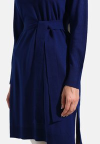 Modanisa SLIT DETAILED BELTED-REFKA CASUAL - Gebreide jurk - navy blue