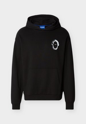 Zwarte hoodie met een voorzak, geribbelde manchetten en zoom. Voorzien van een wit grafisch ontwerp aan de linkerkant. Zachte stoftextuur.