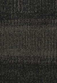 Gestrickter Stoff in dunklen Grautönen mit dezenten hellgrauen Streifen. Strukturoberfläche mit einem weichen, dichten Gewebe, das ein lineares Muster zeigt.
