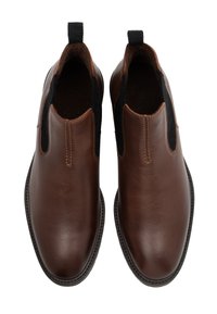O pereche de cizme Chelsea din piele maro, slip-on, cu panouri elastice negre pe părțile laterale și mânere de tragere, prezentate dintr-o perspectivă de sus pe un fundal alb.
