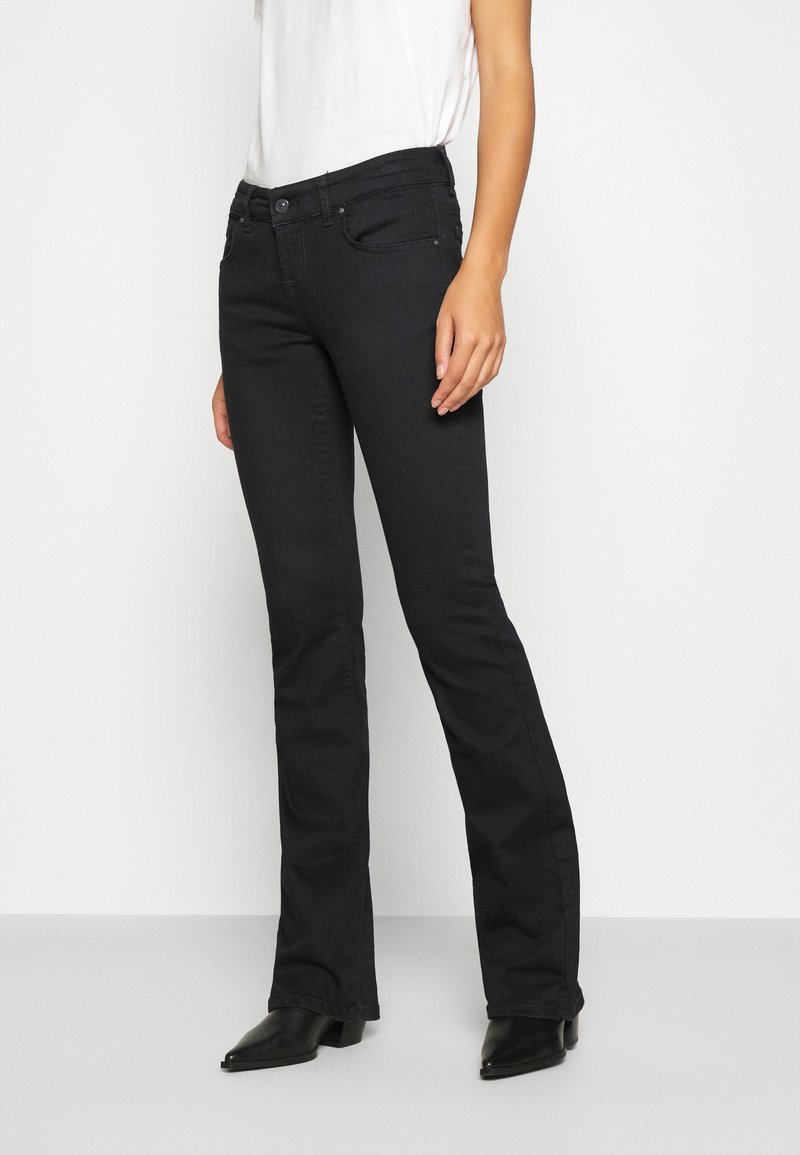Jeans évasés noirs en coton avec un léger stretch, dotés d'une fermeture éclair, de cinq poches et d'une taille ajustée.
