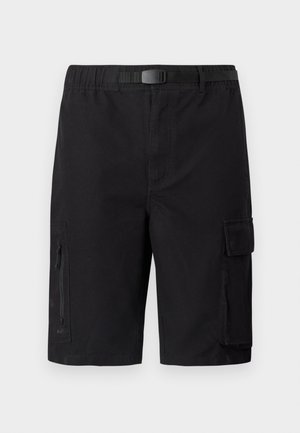 Sorte cargoshorts med flere lommer, herunder lynlåse og klaplukninger, samt et integreret justerbart bælte ved linningen.
