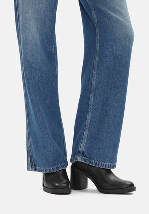 Stivaletti con plateau - black